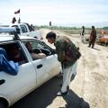Arbaki militie bewaakt een grenspost